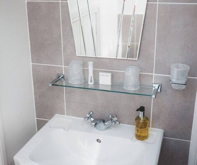 Quarto Triplo Estandar, Oakfold House