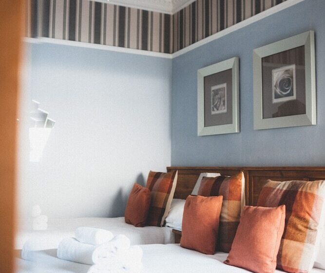 Quarto Triplo Estandar, Oakfold House