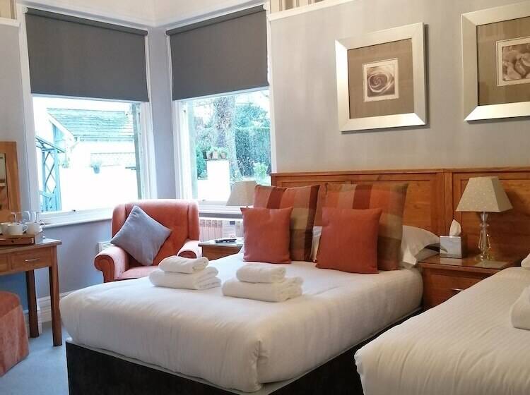 Quarto Triplo Estandar, Oakfold House