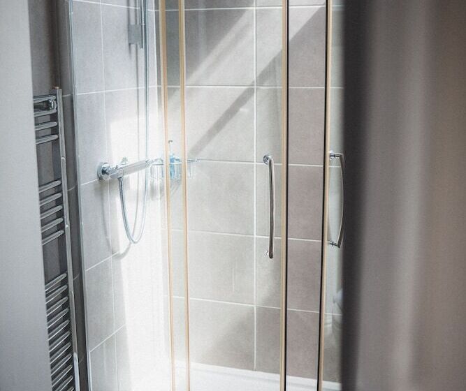 Quarto Triplo Estandar, Oakfold House