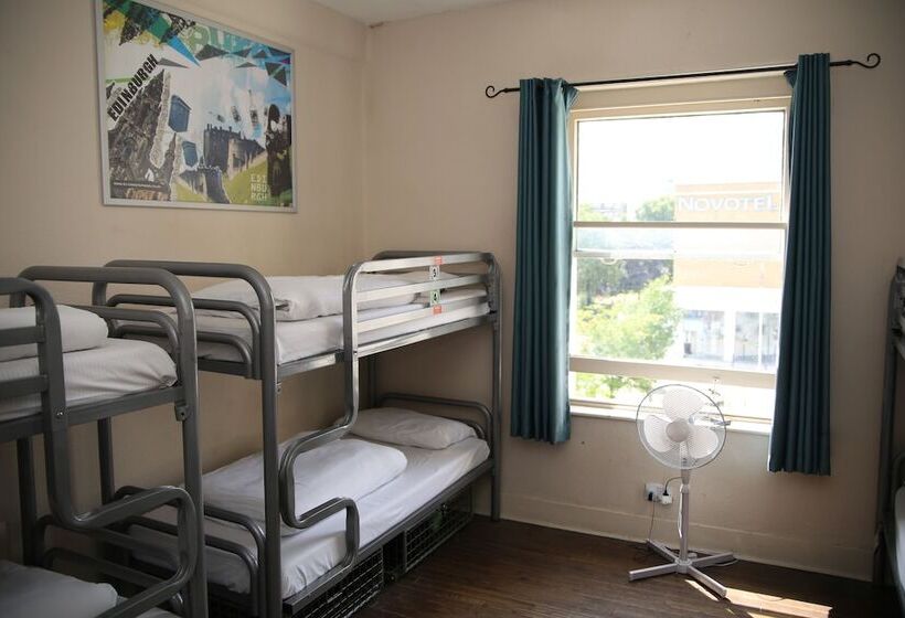 سرير فى غرفة مشتركة مزودة بحمام مشترك, St Christopher S Greenwich