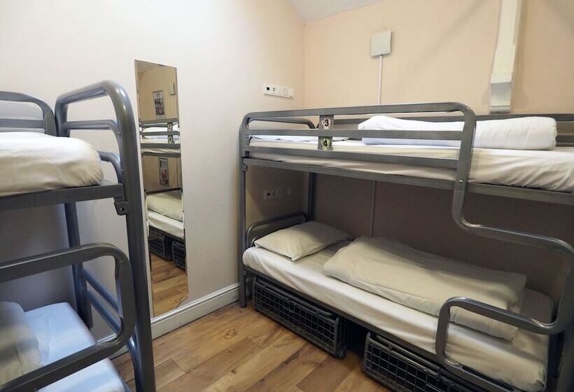 سرير فى غرفة مشتركة مزودة بحمام مشترك, St Christopher S Greenwich