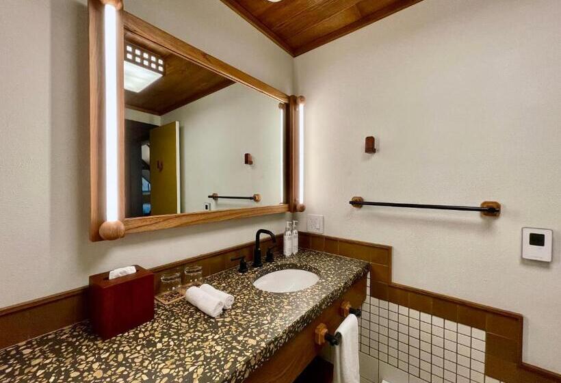 스탠다드 룸 킹사이즈 침대, Lodge At Marconi