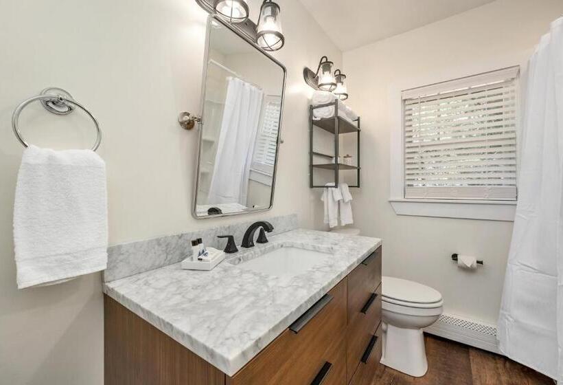 침실 1개 테라스 아파트, The Inn & More