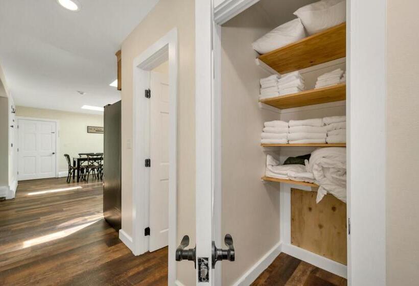 침실 1개 테라스 아파트, The Inn & More