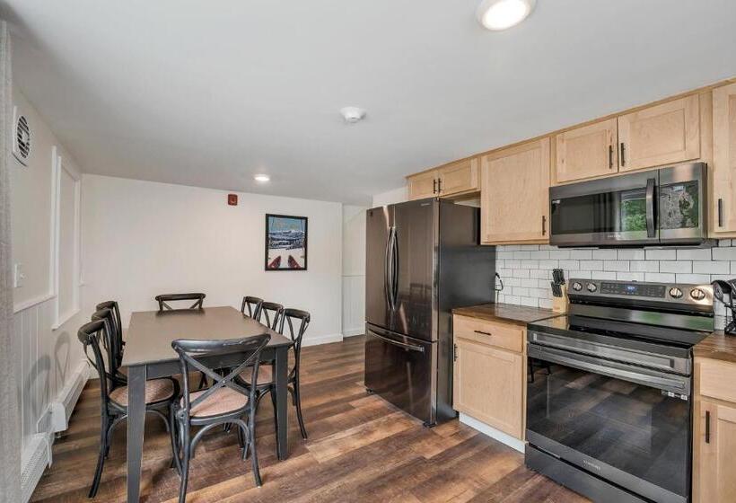 스탠다드 스튜디오 풀장 전망, The Inn & More