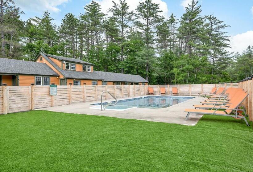 스탠다드 스튜디오 풀장 전망, The Inn & More