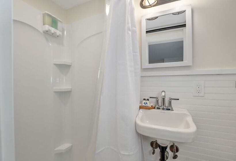 이코노미 룸, The Inn & More