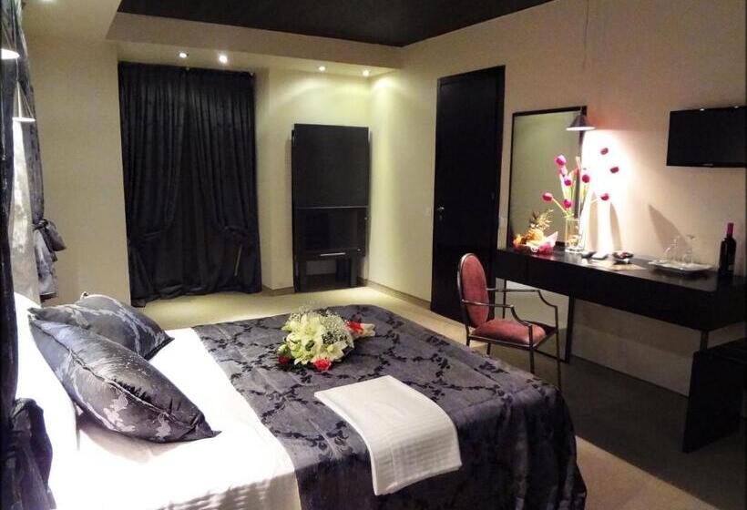 Camera Tripla Deluxe, Prytaneio Design