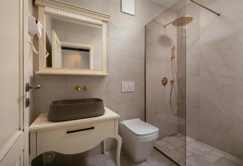 חדר דלוקס עם מרפסת נוף לים, Heritage Hotel Liberan