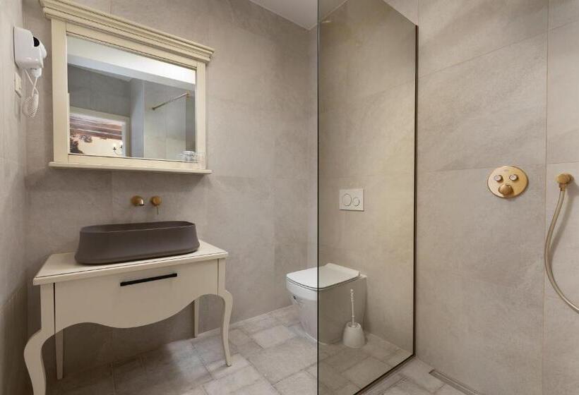 غرفة قياسية مطلّة علي البحر مزوَّدة بشُرفة, Heritage Hotel Liberan