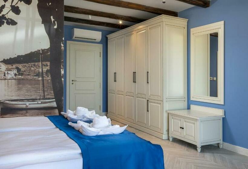 חדר דלוקס צדדי נוף לים, Heritage Hotel Liberan