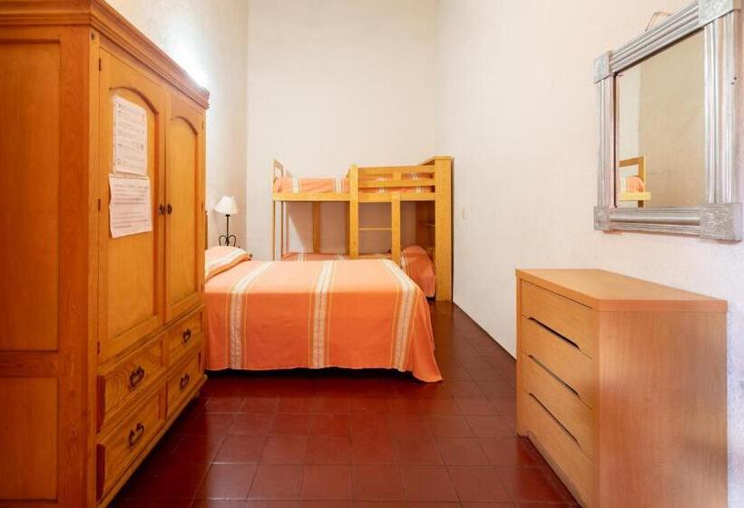 חדר סטנדרטי לארבעה עם חדר אמבטיה משותף, Posada Del Centro