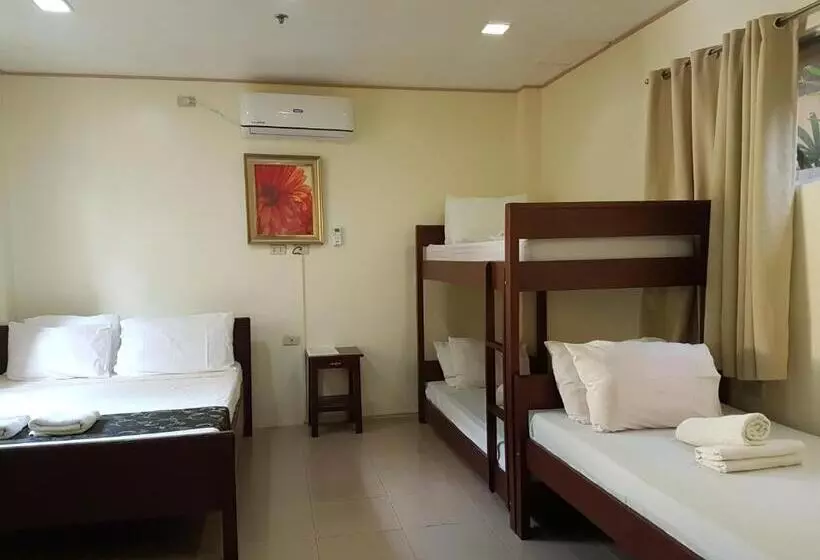 اتاق خانوادگی, Blue Lagoon Inn & Suites