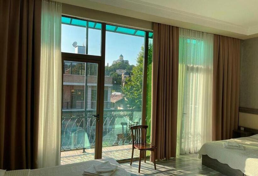 اتاق استاندارد چهارنفره با بالکن, Discovery