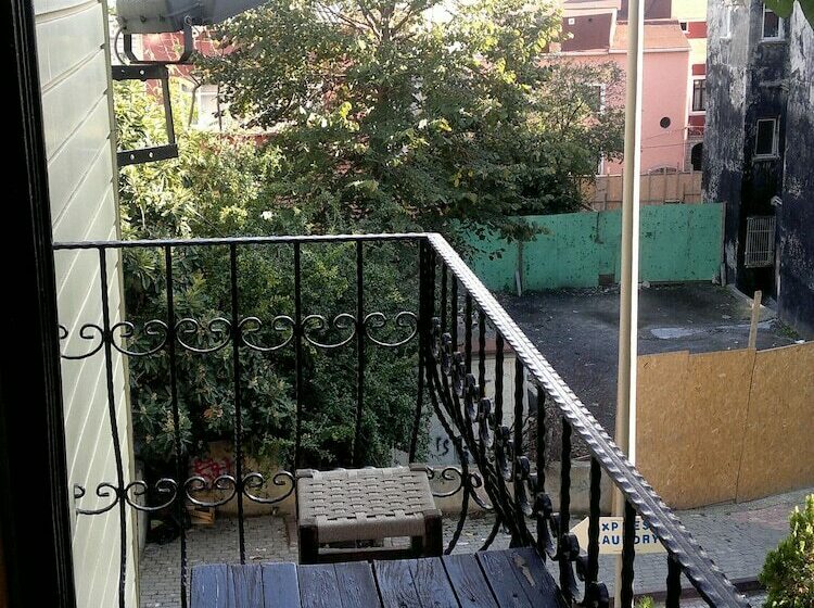 オーシャンビュースタンダードルーム, Emre