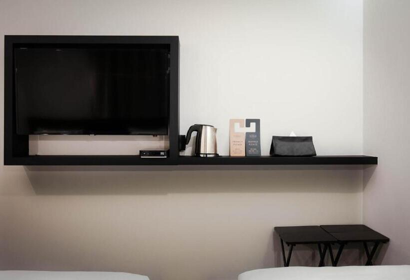 חדר סטנדרט לשלושה, Lumia Myeongdong