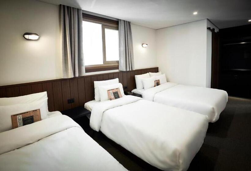 חדר סטנדרט לשלושה, Lumia Myeongdong