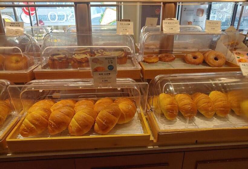 חדר סטנדרט לשלושה, Lumia Myeongdong