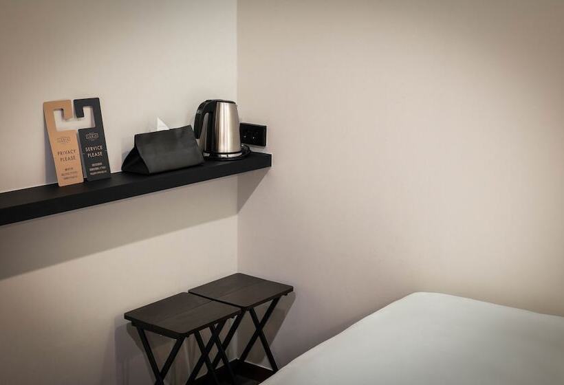 חדר סטנדרט לשלושה, Lumia Myeongdong