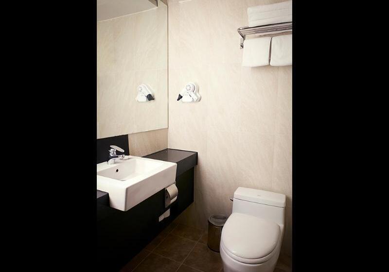 חדר סטנדרט לשלושה, Lumia Myeongdong