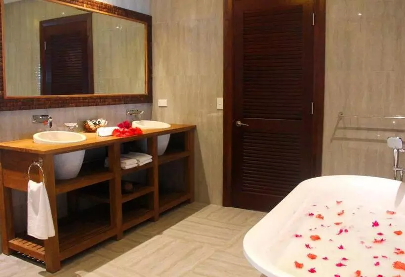 سوئیت جونیور با چشم‌انداز باغ, Nautilus Resort