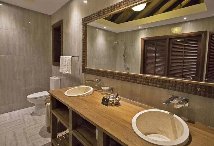 سوئیت جونیور با چشم‌انداز باغ, Nautilus Resort