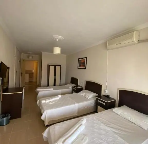プールの見えるスタンダードトリプルルーム, Altinkum Tatil Konakları