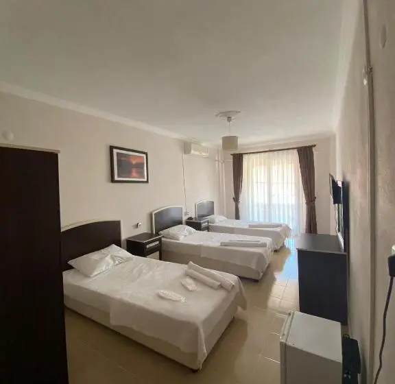 プールの見えるスタンダードトリプルルーム, Altinkum Tatil Konakları