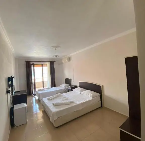 プールの見えるスタンダードトリプルルーム, Altinkum Tatil Konakları