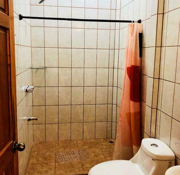 غرفة عائلية, Cocodrilo Sierpe