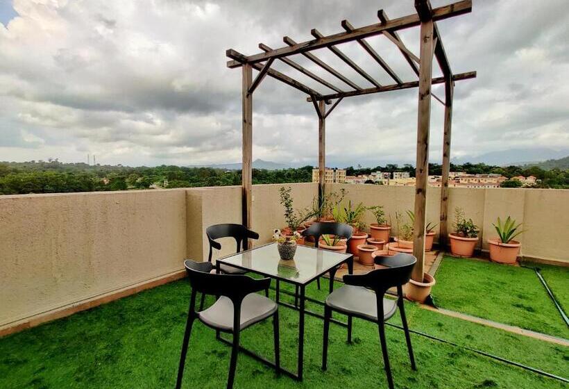 סטודיו סטנדרט עם מרפסת, Pushpam Lords Resort Karjat  Pure Veg