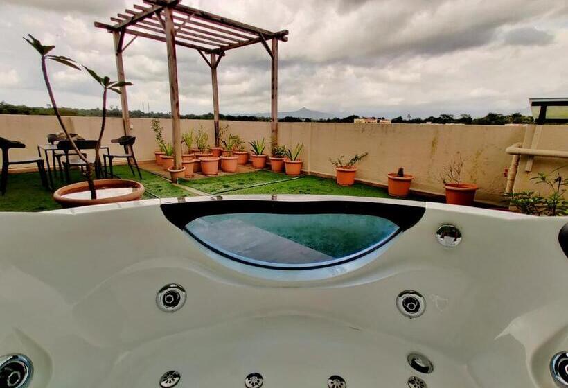 סטודיו סטנדרט עם מרפסת, Pushpam Lords Resort Karjat  Pure Veg