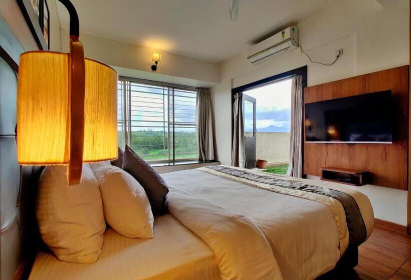 إستوديو قياسى مزودة بتراس, Pushpam Lords Resort Karjat  Pure Veg