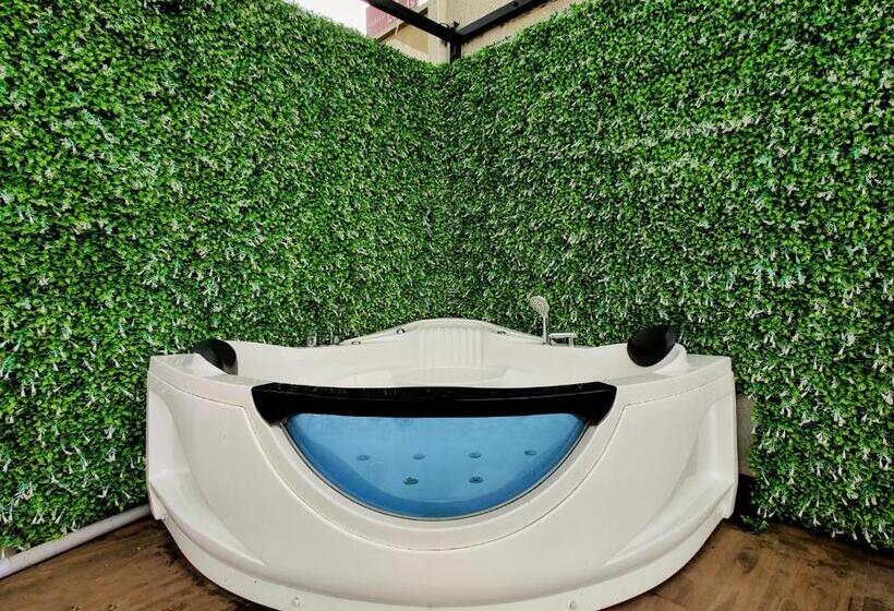 إستوديو قياسى مزودة بتراس, Pushpam Lords Resort Karjat  Pure Veg