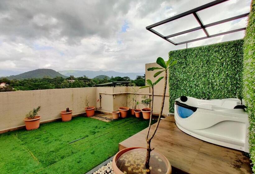 إستوديو قياسى مزودة بتراس, Pushpam Lords Resort Karjat  Pure Veg