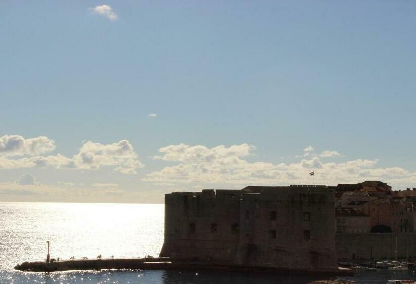 מיטה בחדר משותף, Room Lazareti