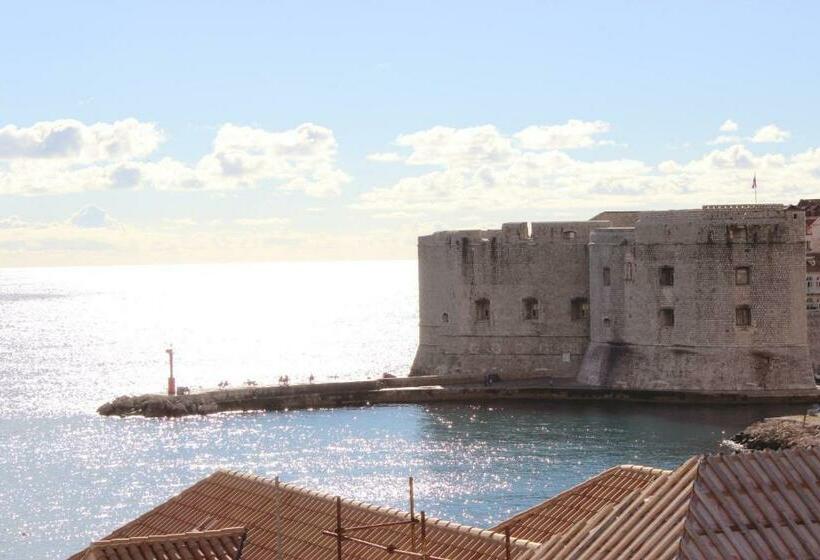 מיטה בחדר משותף, Room Lazareti