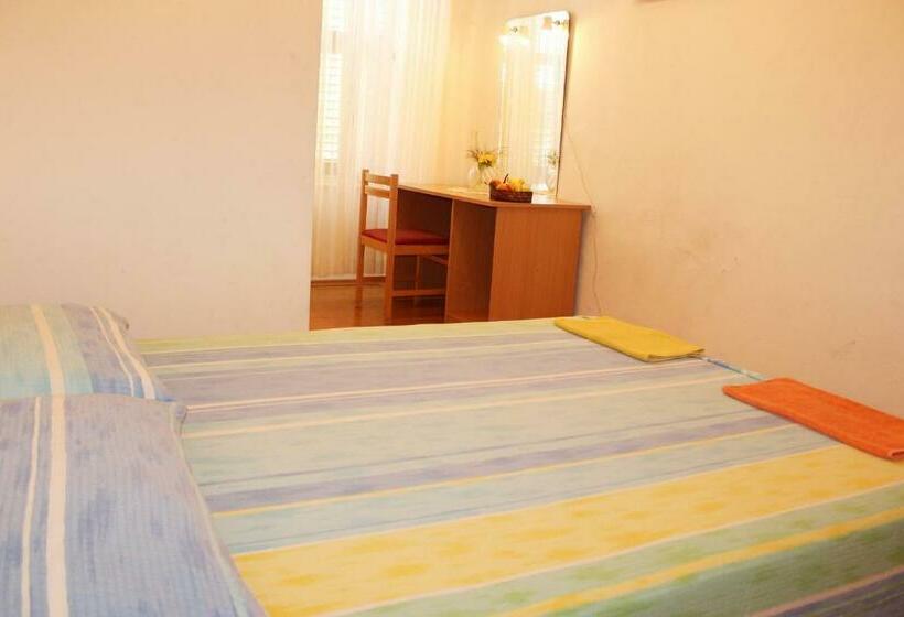 تختخواب در اتاق مشترک, Room Lazareti