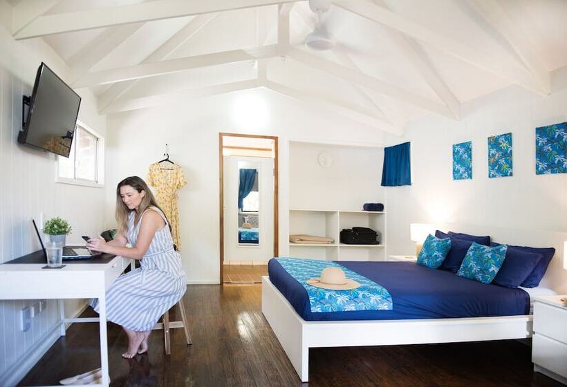 בקתה, Airlie Beach Magnums   Adults Only