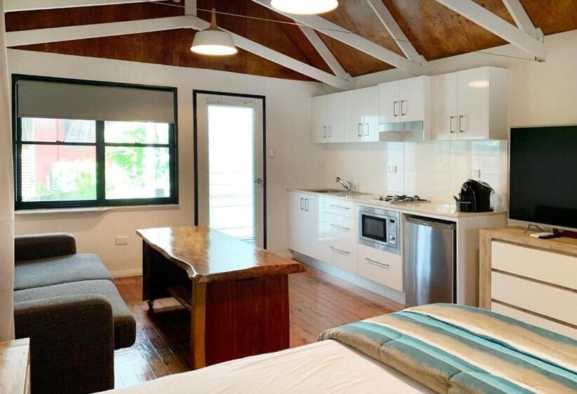 בקתה, Airlie Beach Magnums   Adults Only