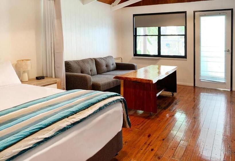 Хижина, Airlie Beach Magnums   Adults Only