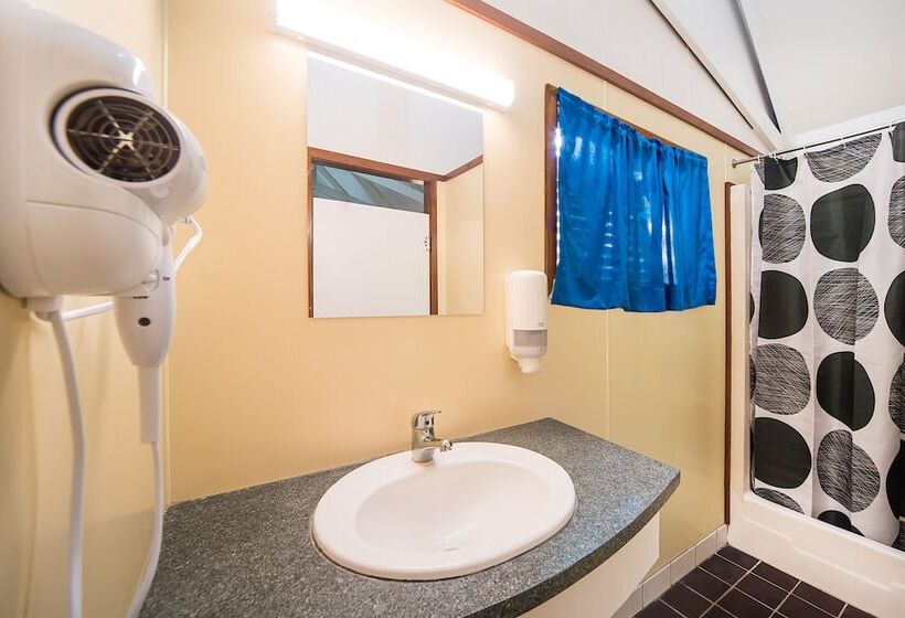 בקתה, Airlie Beach Magnums   Adults Only