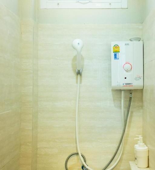 חדר סטנדרט לשלושה עם חדר אמבטיה משוף, Dorm Of Happiness By Tharaburi Resort