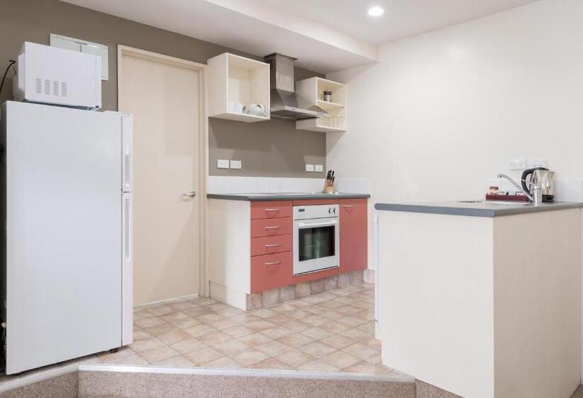 ２ベッドルームアパートメント, Courtenay Village