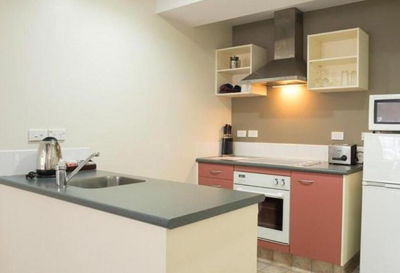 ２ベッドルームアパートメント, Courtenay Village