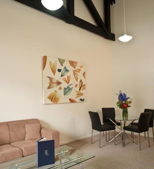 ３ベッドルームアパートメント, Courtenay Village