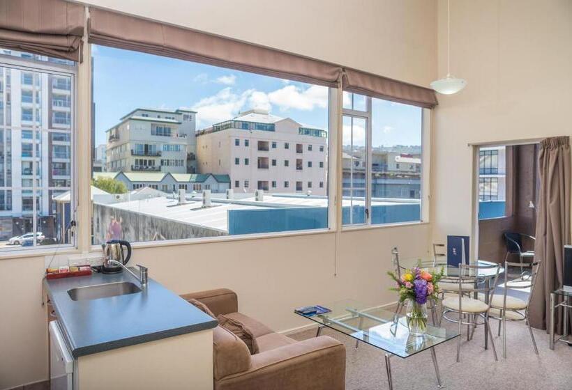 ３ベッドルームアパートメント, Courtenay Village