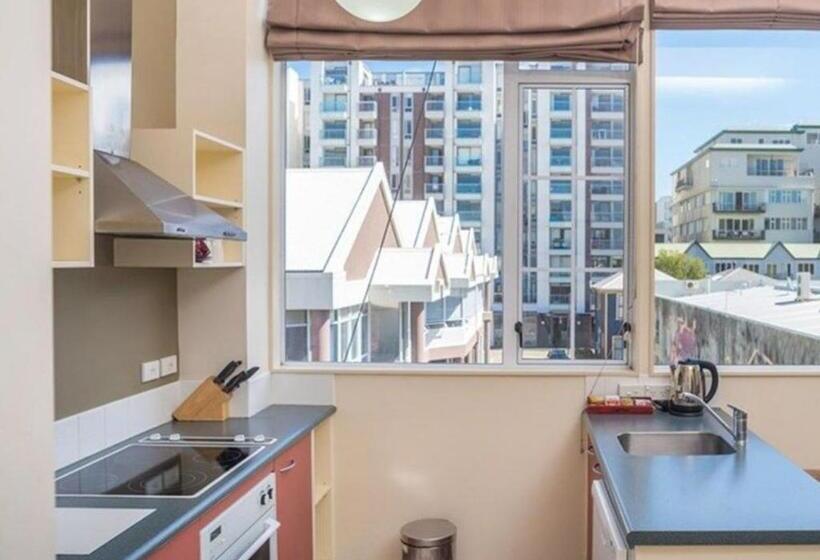 ３ベッドルームアパートメント, Courtenay Village