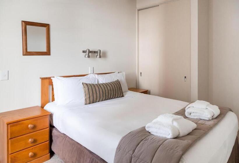 ３ベッドルームアパートメント, Courtenay Village